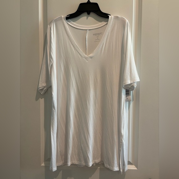 Torrid White Short Sleeve V-Neck Tee - Picture 2 of 4